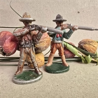 farverigt-klaedte-cowboys-krolyn-1203-med-gevaerer-gammelt-legetoej